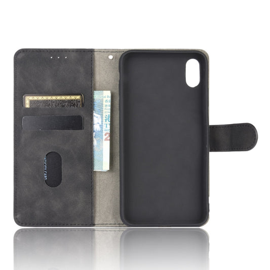 Magnetic buckle detail ensuring secure closure and everyday protection