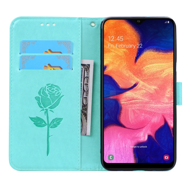 Étui à rabat horizontal en cuir PU avec motif rose en relief pour Galaxy A10, avec support, emplacements pour cartes et portefeuille. Pour Samsung Galaxy A10